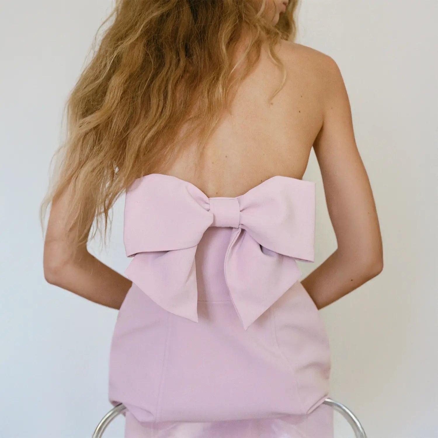 Vestido Curto de Ombros Descobertos com Laço - Salò