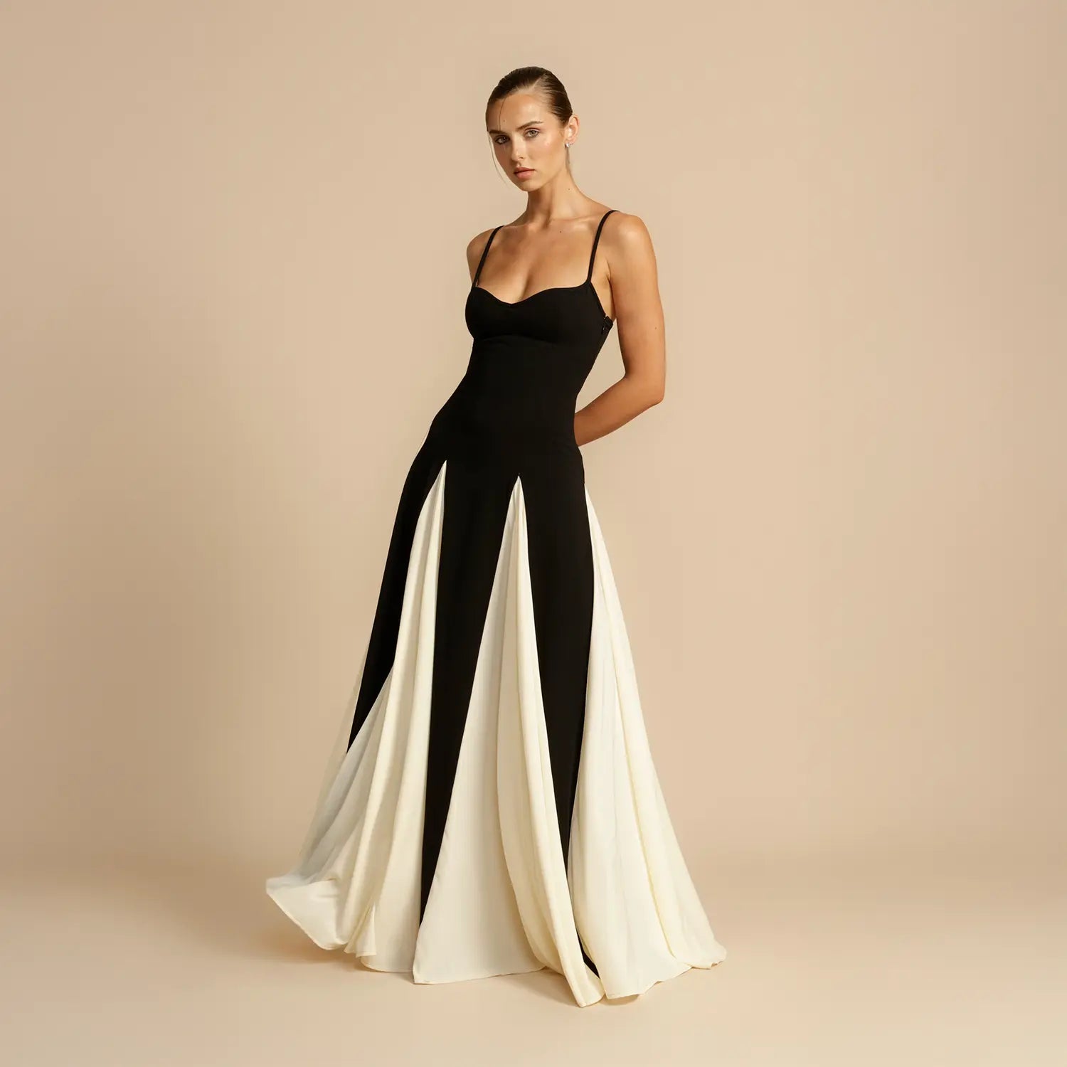Vestido Maxi Preto e Branco - Elegance