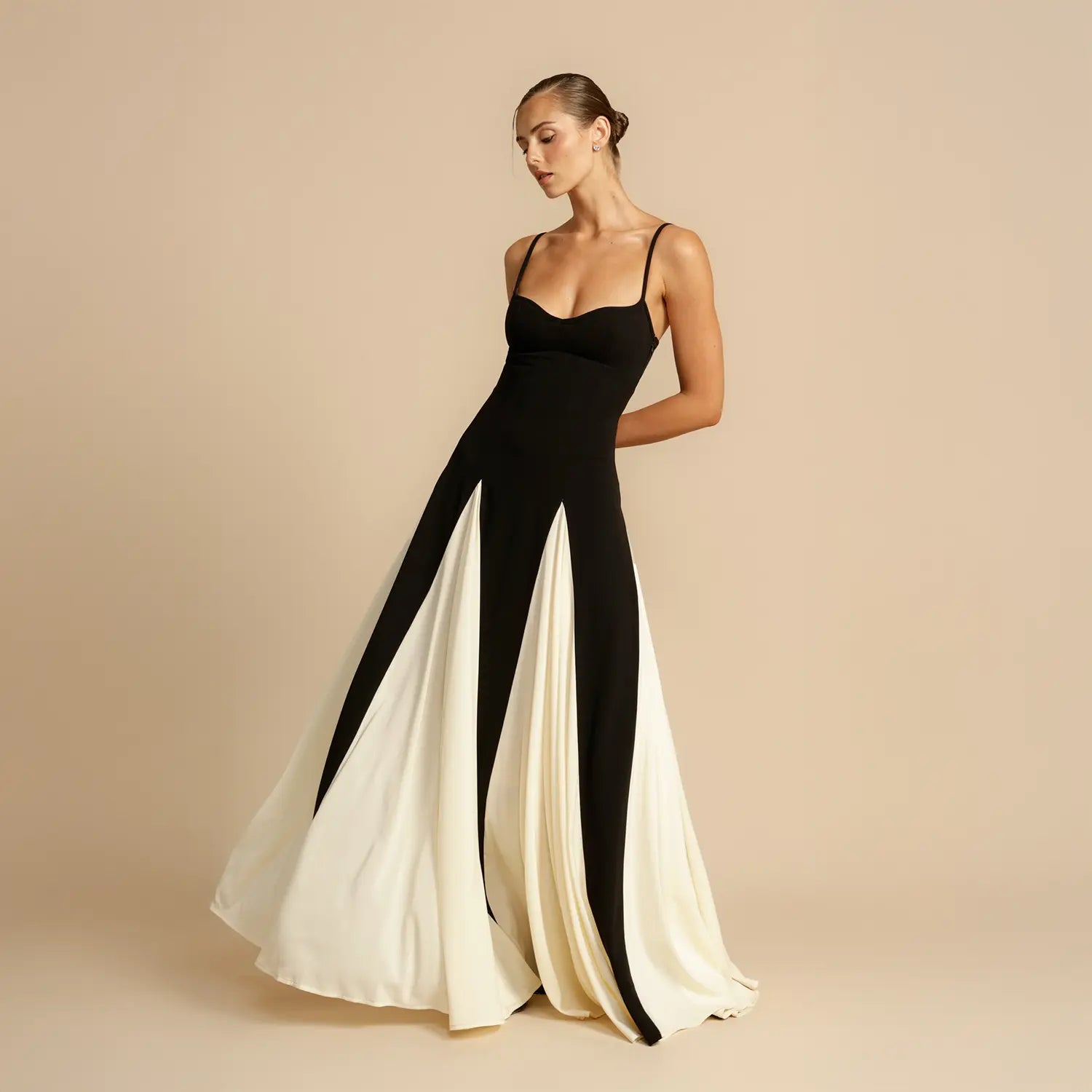 Vestido Maxi Preto e Branco - Elegance