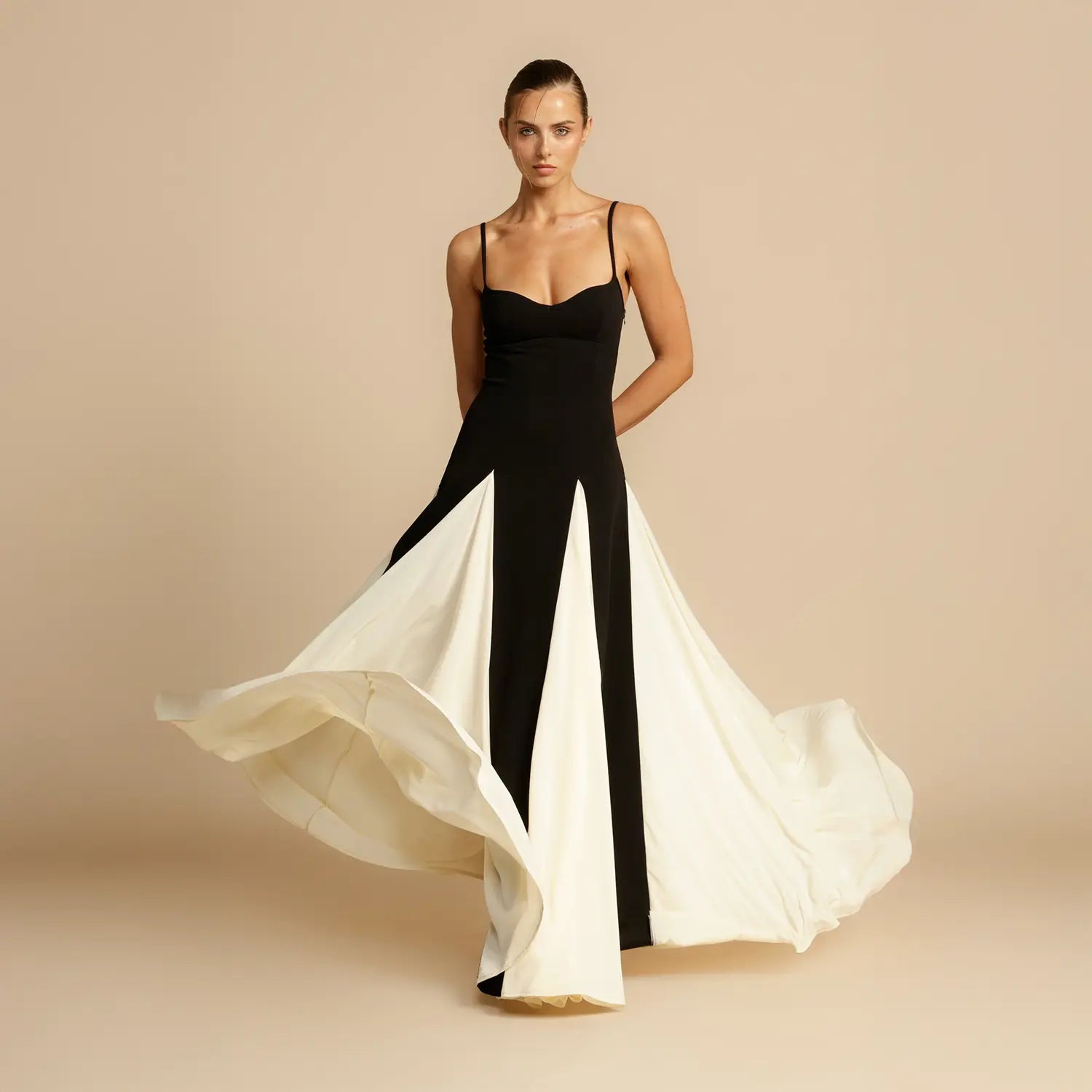 Vestido Maxi Preto e Branco - Elegance